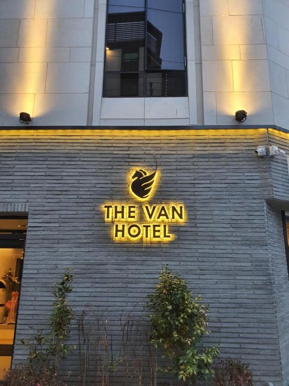 金海市The Van Hotel的建筑物侧面的酒店标志