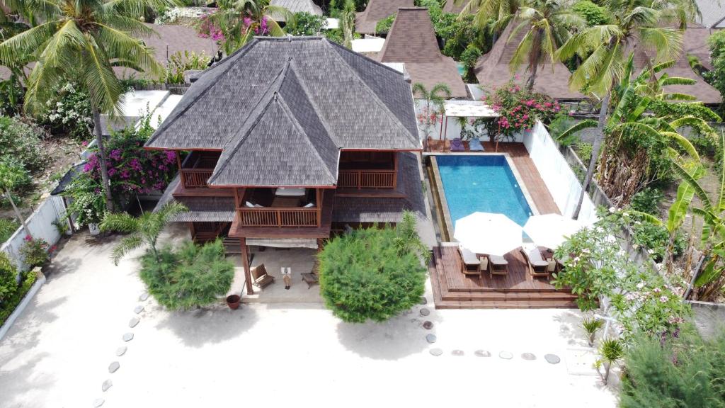 eine Luftansicht eines Hauses mit Pool in der Unterkunft Villa Luna Sunset Beach in Gili Trawangan