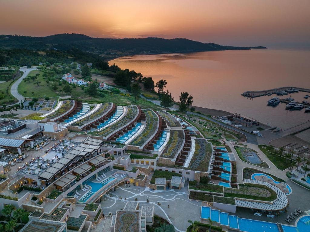 z góry widok na ośrodek w pobliżu wody w obiekcie Miraggio Thermal Spa Resort w mieście Paliouri