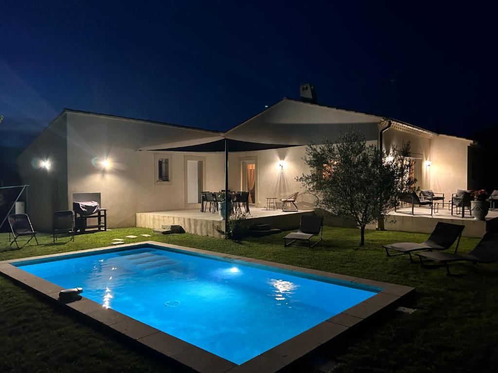 - une piscine en face d'une maison la nuit dans l'établissement Moun Cabanoun, à Carpentras