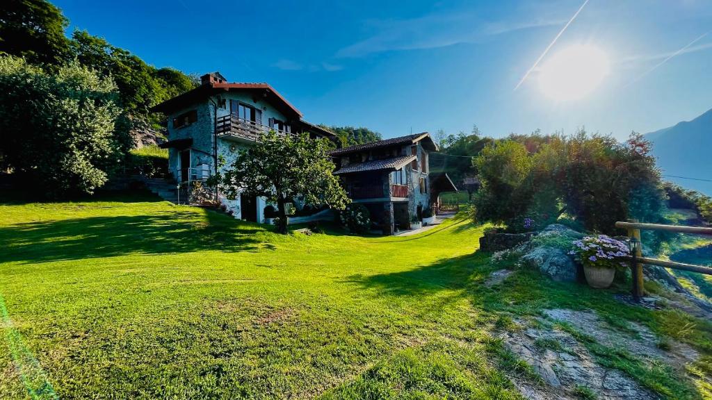 una casa su una collina con un giardino verde di Casa Vacanze La CASA DEL SOLE ad Angolo Terme