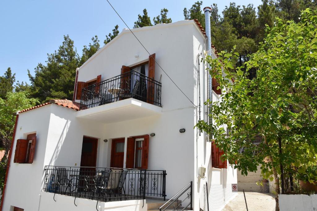 uma casa branca com varandas e uma árvore em Maro's house em Samotrácia