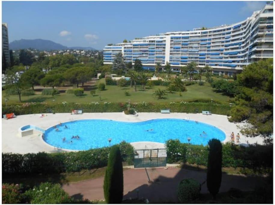 uma grande piscina em frente a um grande edifício em Magnifique 2p Cannes Marina em Mandelieu-la-Napoule