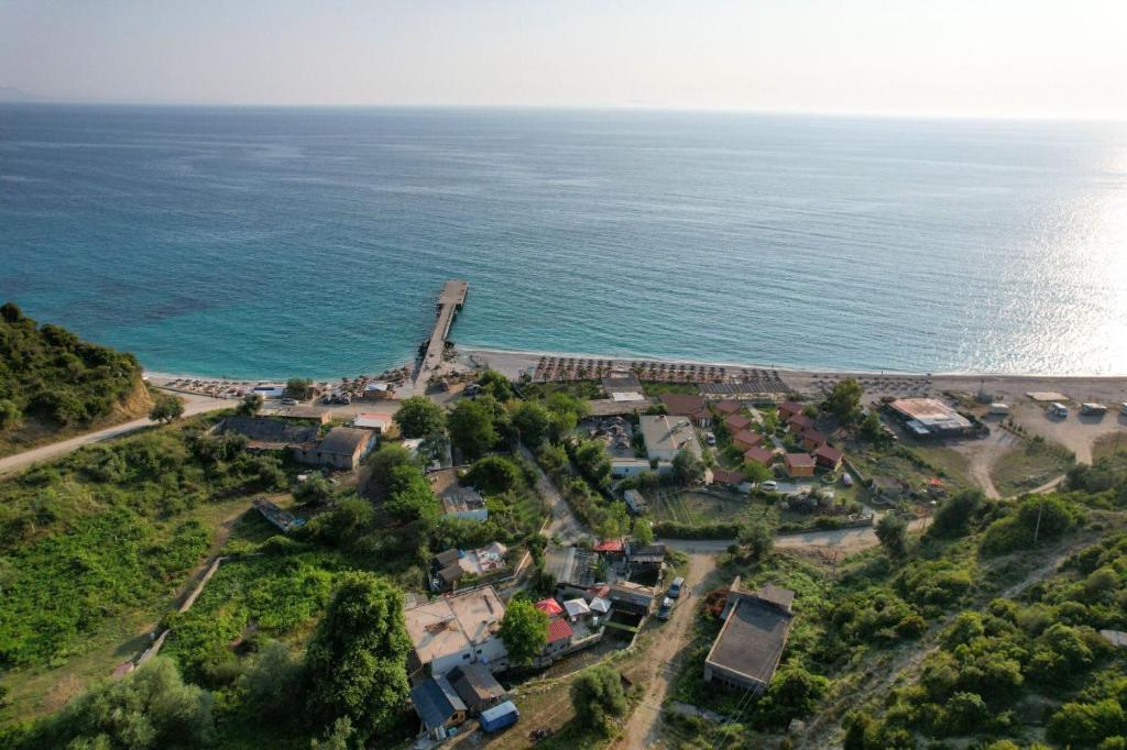 una vista aérea de una casa junto al océano en Tropikal Freskia Bunec en Sarandë