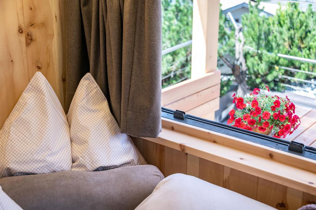 Postel nebo postele na pokoji v ubytování Mountain Caravan - Zirben Nestl