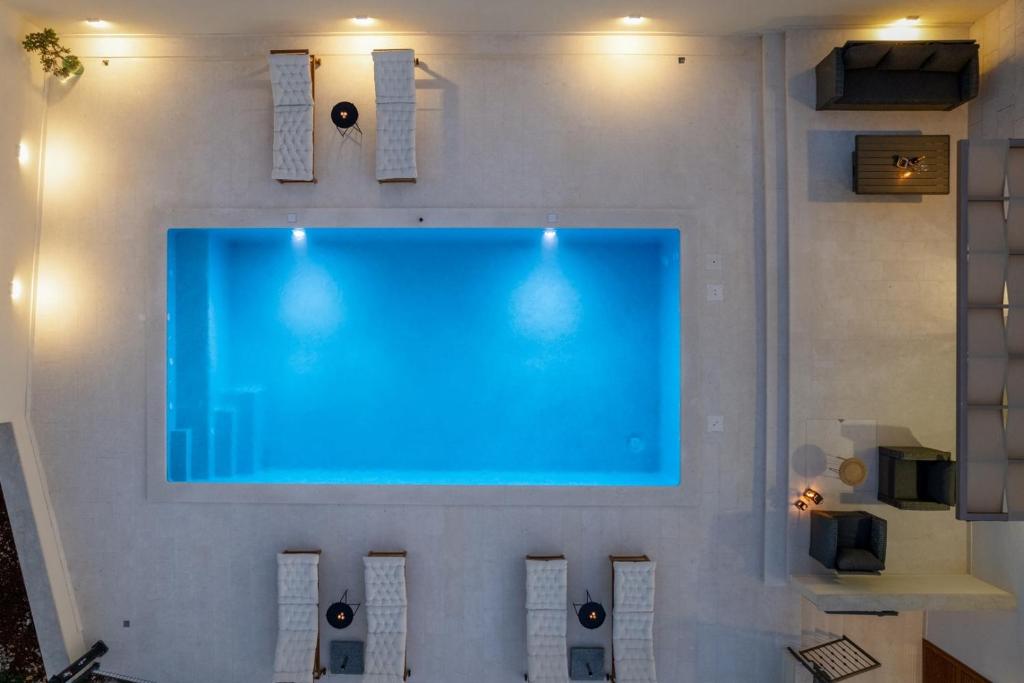 uma grande piscina azul numa parede em Unique Villa Pietra with heated private pool em Šestanovac