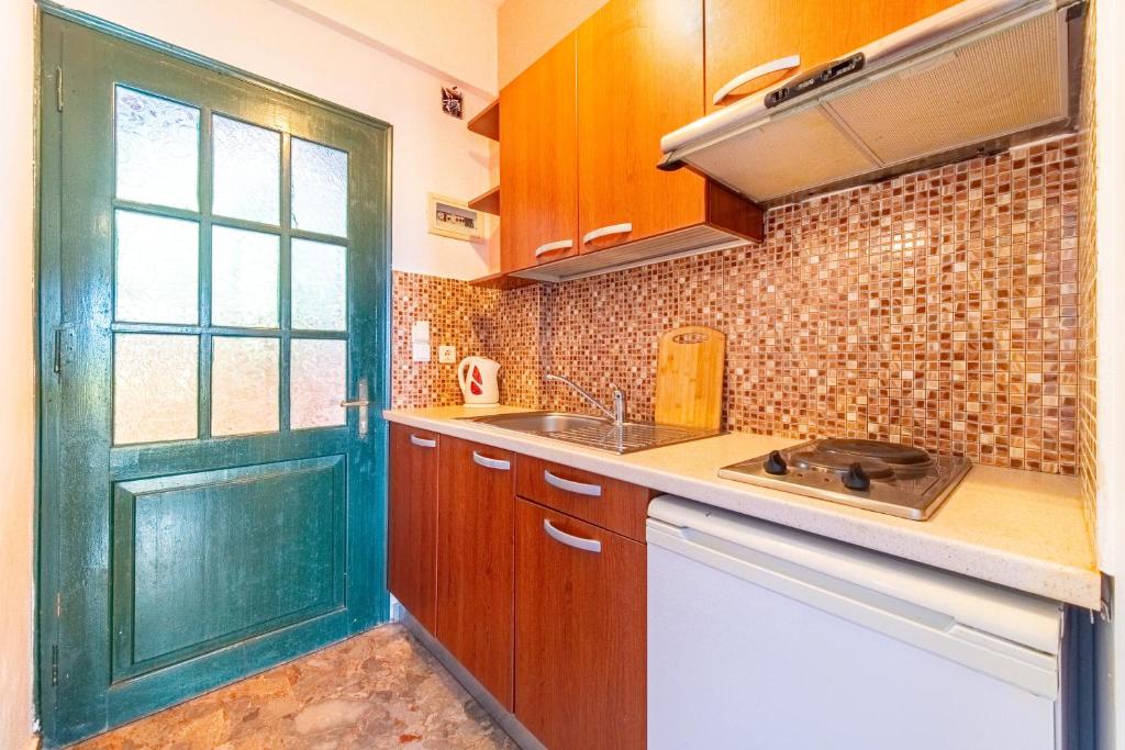 A kitchen or kitchenette at Arianna Studio Ground Floor 4