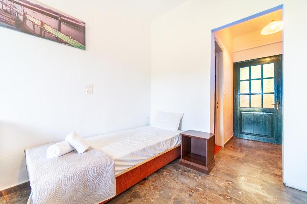 A bed or beds in a room at Arianna Studio Ground Floor 4