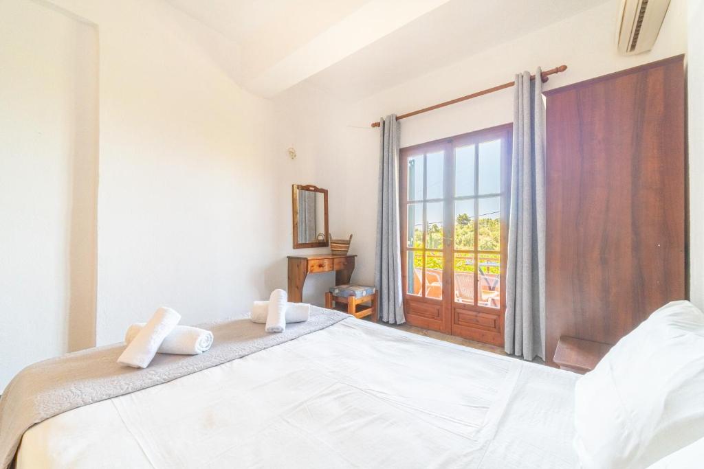 A bed or beds in a room at Arianna Studio Ground Floor 4