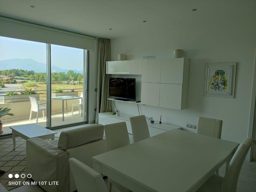 a living room with a couch and a table with chairs at Ascensore per la spiaggia in Cirella