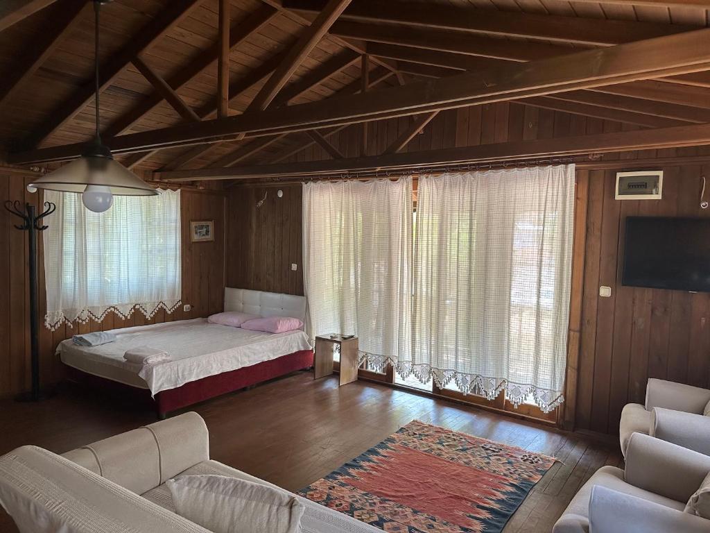 una camera con letto, divano e TV di Angel camping a Kumluca