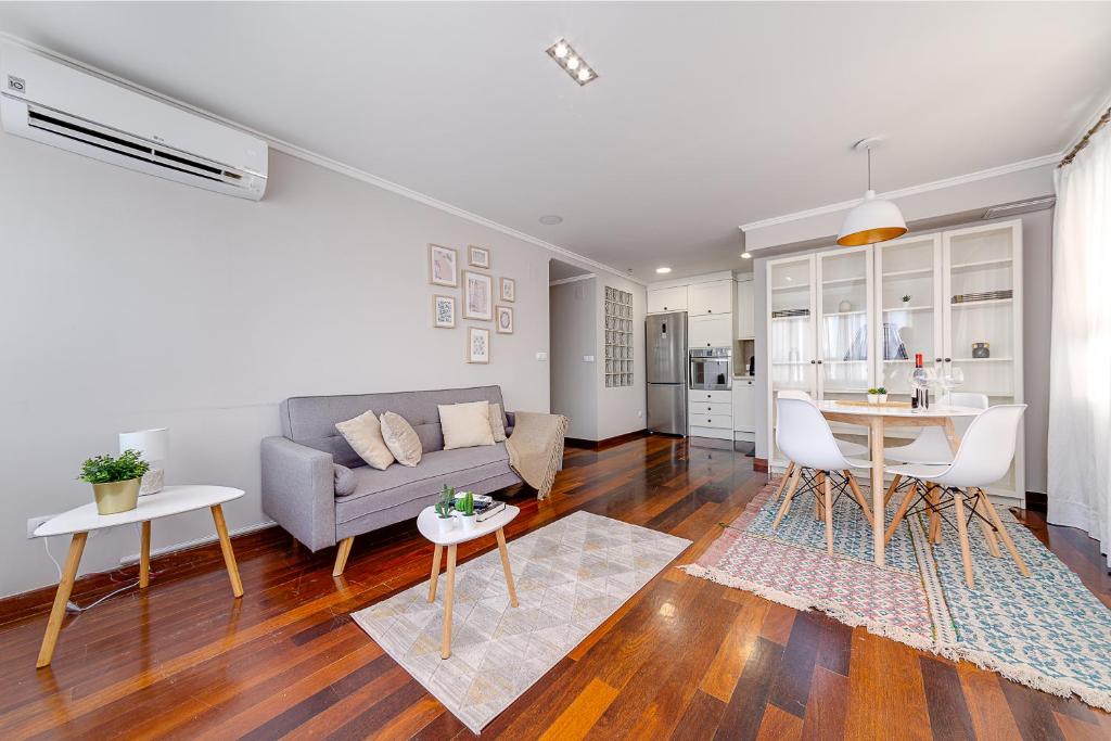 a living room with a couch and a table at HB Apartments - Mercado Central - Rambla Alicante - La Suite de la Playa in Alicante