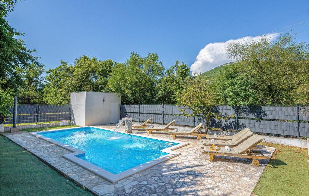 Awesome Home In Prgomet With Jacuzzi