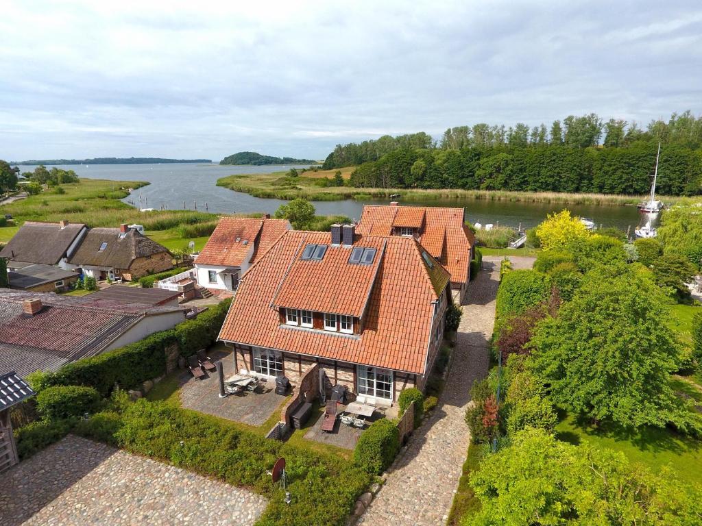 uma vista aérea de uma casa com um rio em Fachwerkhäuser Seedorf - Haushälfte "Lena Victoria" mit Kamin em Sandort