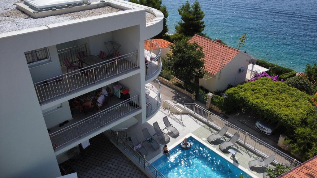 Utsikt över poolen vid Trogir-Luxury Villa Sapphirus eller i närheten