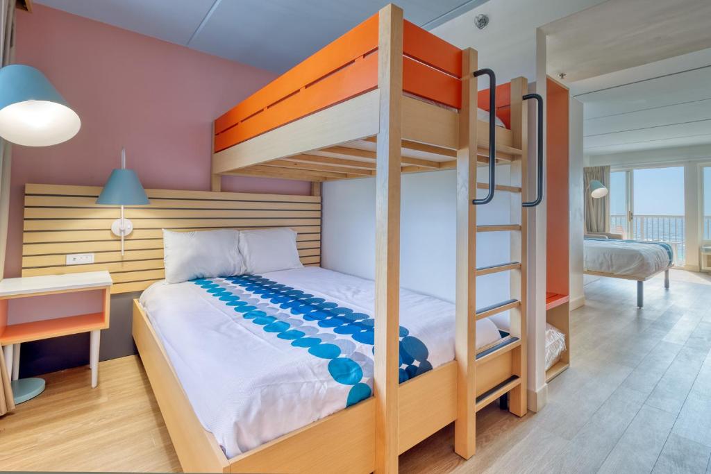 Golden Sands Oceanfront Hotel - King Family Suite Con Litera