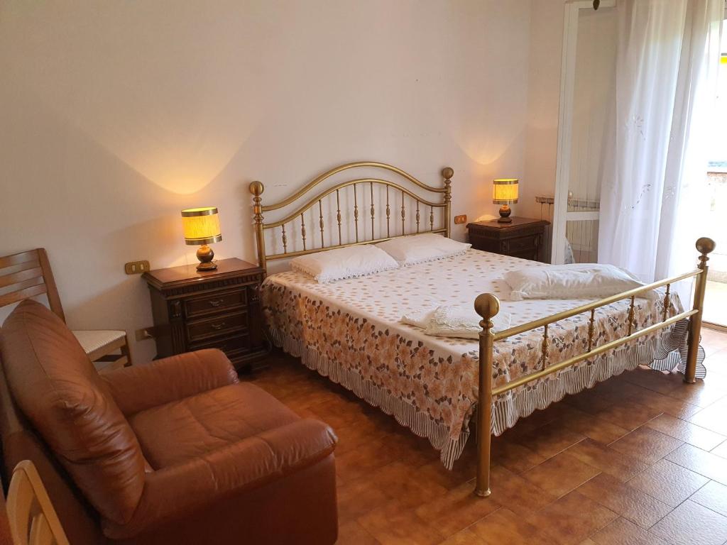Tempat tidur dalam kamar di Lunigiana vicino Equi Terme