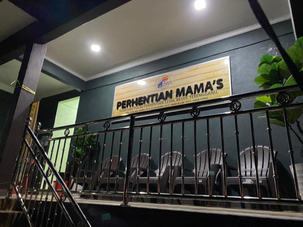 Perhentian Mama's في بيرهينتيان: مجموعة من الكراسي على شرفة