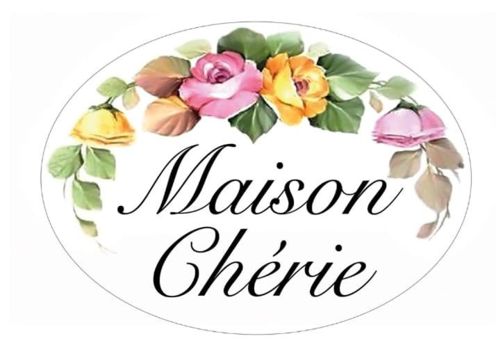 a flower wreath on a sign that reads lesson store at Maison Chèrie in Parabita