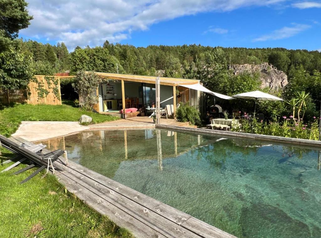 una casa con una grande piscina nel cortile di OSLOFJORD IDYLL, close to Oslo City Centre 