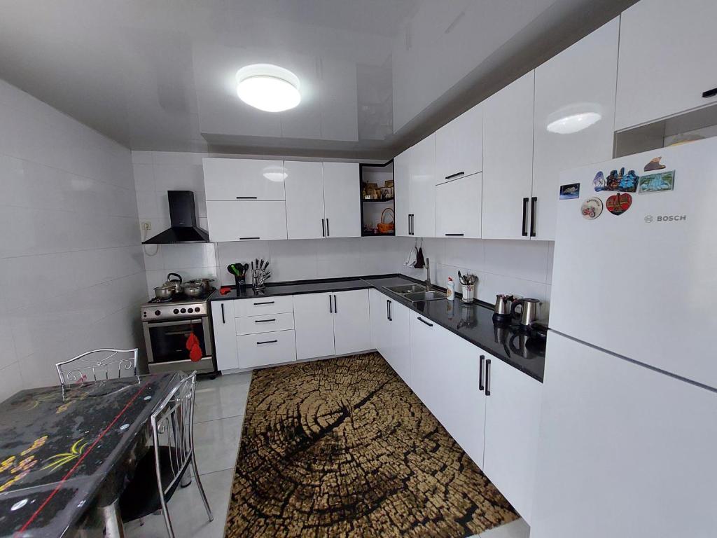 Kuchyň nebo kuchyňský kout v ubytování Hotel Liza