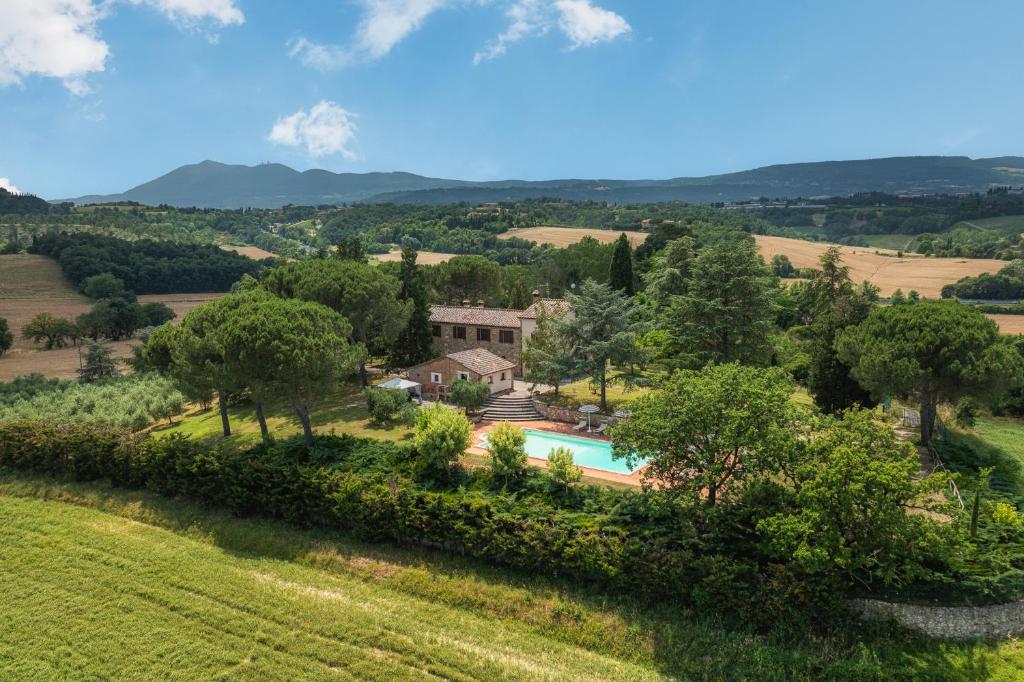 an aerial view of a villa with a swimming pool and trees at FONTE PINELLA 8, Emma Villas in Chiusi