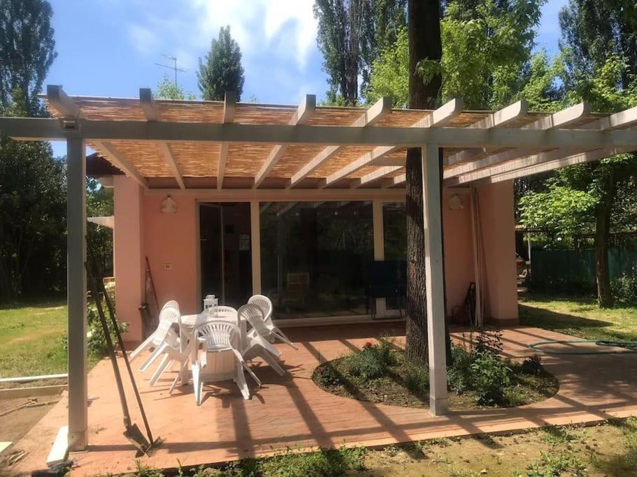 uma pérgola com uma estátua em frente a uma casa em Villetta nuova giardino 4 lati em Pietrasanta