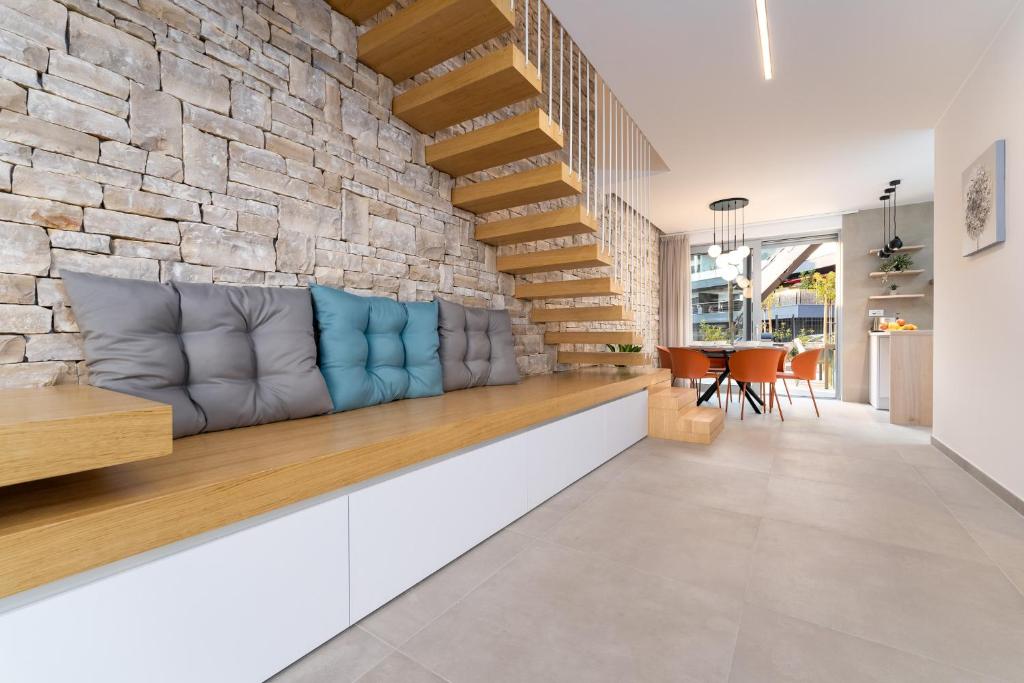 Posezení v ubytování Luxury semi detached villa Smokva 2 - near center and sea - by TRAVELER tourist agency Krk