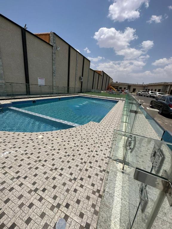 Bazén v ubytování Leen Serviced Apartments-لين للشقق المخدومه nebo v jeho okolí