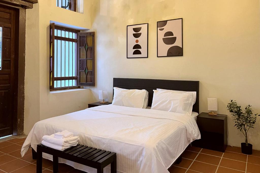 Postel nebo postele na pokoji v ubytování Aayu Stewart George Town Penang