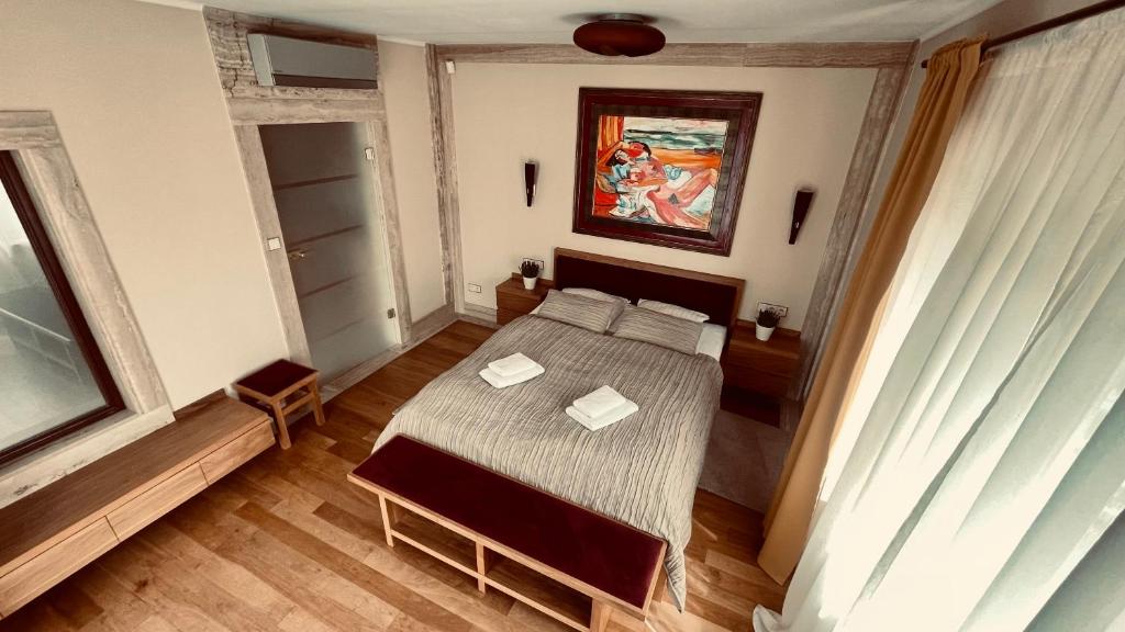 ein Schlafzimmer mit einem Bett und einem Wandgemälde in der Unterkunft Hotel Bellevue in Charzykowy