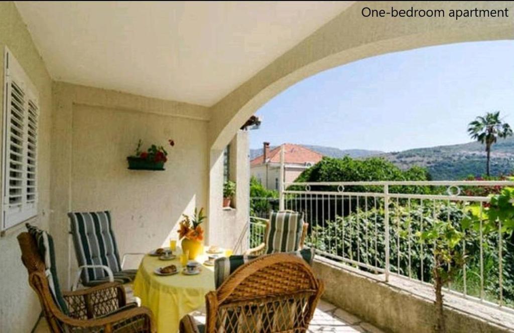um pátio com uma mesa e cadeiras numa varanda em Apartments Sinković em Dubrovnik
