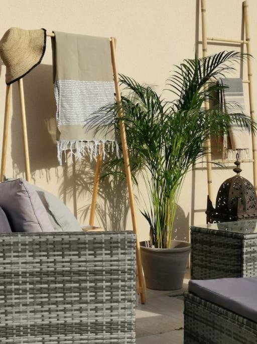 un salon avec quelques plantes et une serviette dans l'établissement La Pagode, à Toulouges