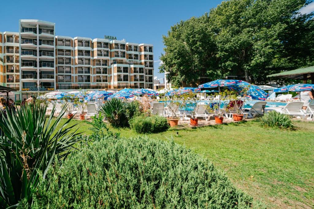 Bazén v ubytování Hotel Delfin - All Inclusive nebo v jeho okolí