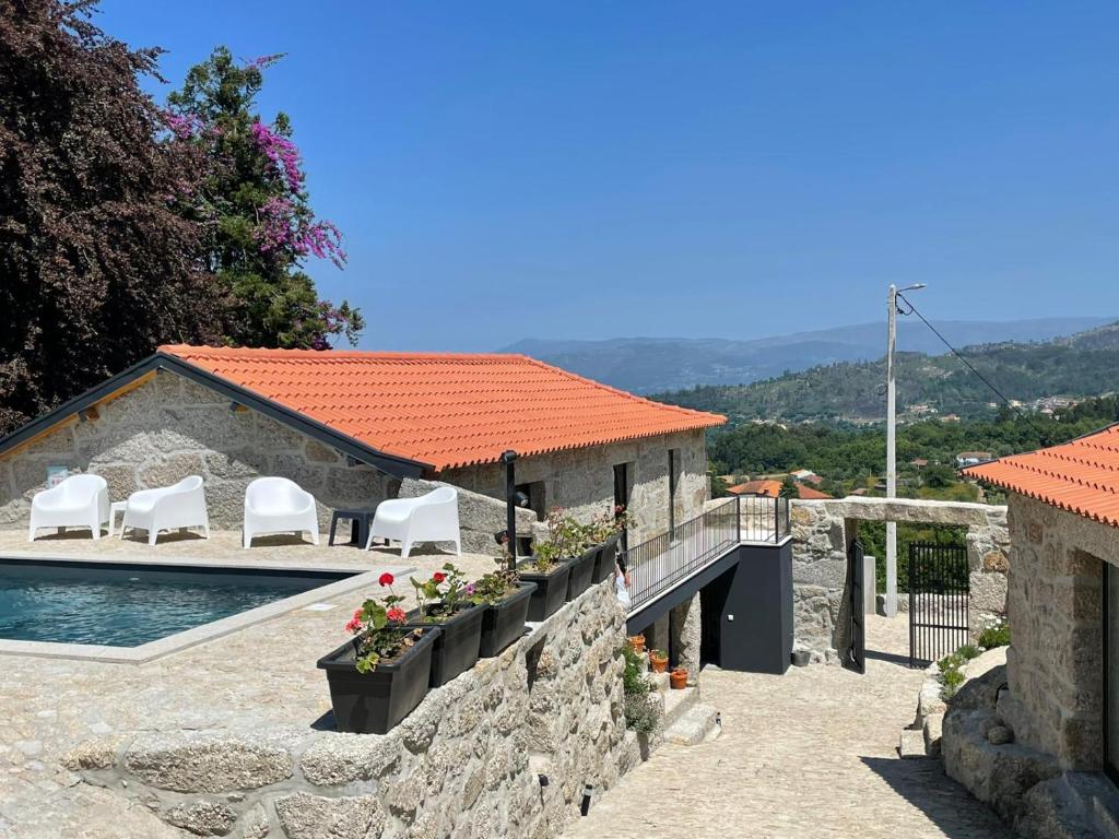 uma villa com uma piscina e uma casa em Villa Seara - Casas da Vinha em Celorico de Basto