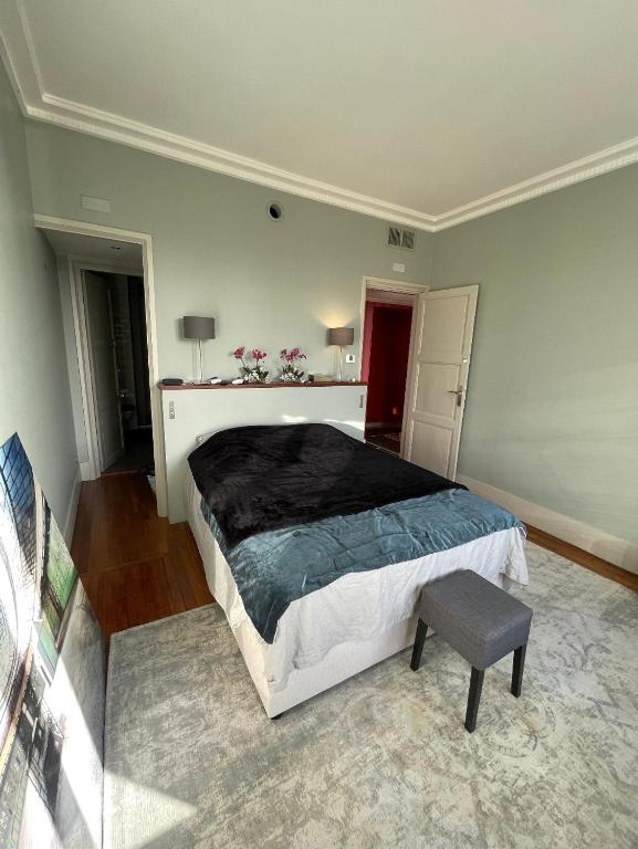 a bedroom with a large bed in a room at Spacieux et élégant appartement Porte des ternes in Paris