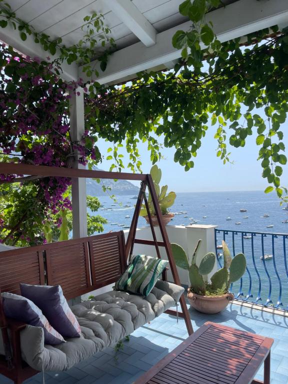 ławka na patio z widokiem na ocean w obiekcie La Dolce Vita a Positano boutique hotel w mieście Positano