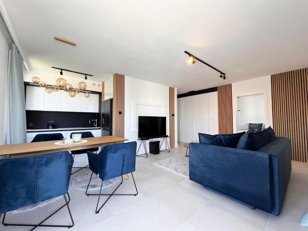 Televízia a/alebo spoločenská miestnosť v ubytovaní Apartament Orro Mare