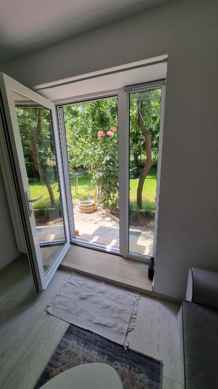 um quarto vazio com uma janela com vista para um quintal em SeaNest Mangalia em Mangalia