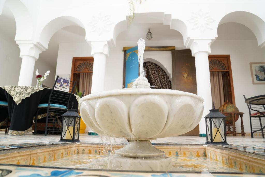 a water fountain in the middle of a building at Riad Ras Lafaa in Safi