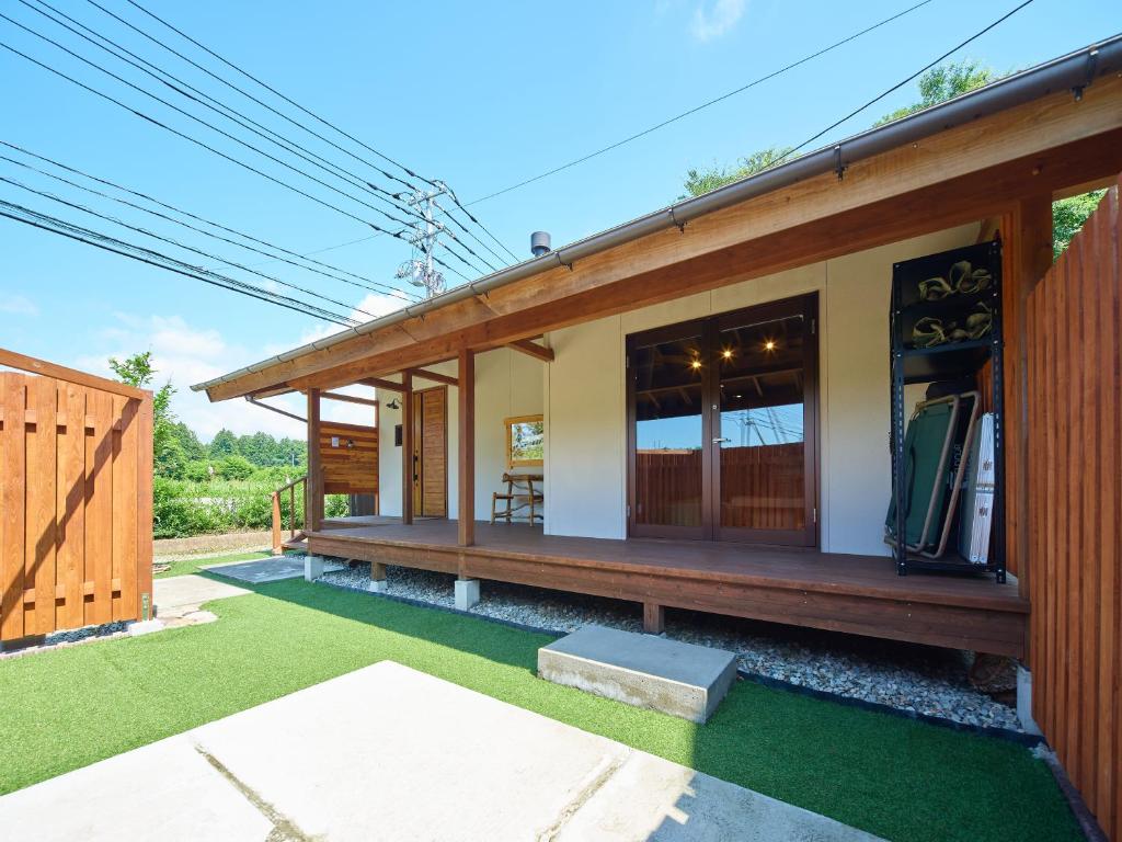 Casa con porche con césped verde en Nasu YUU - 那須 悠-, en Nasu-yumoto