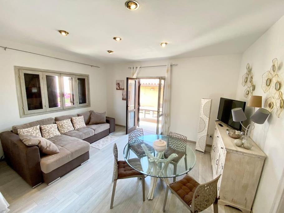 uma sala de estar com um sofá e uma mesa de vidro em Trilocale Sul Lungomare em Cannigione