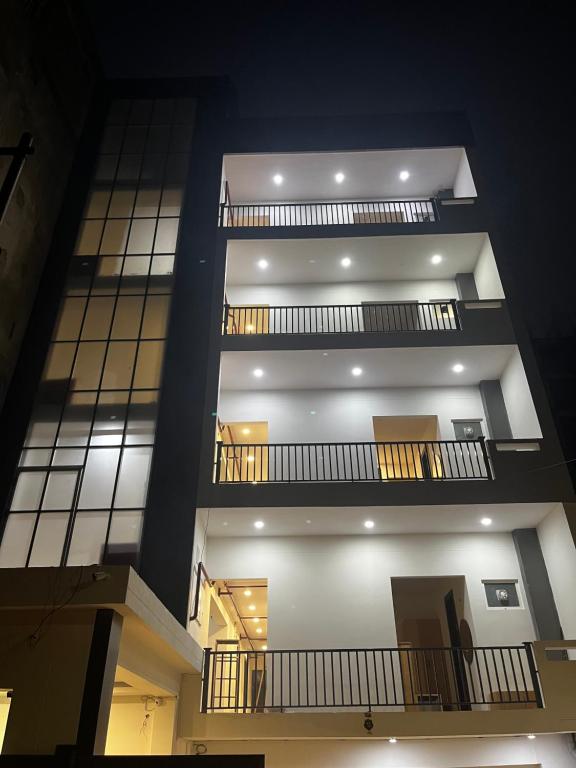 um grande edifício com três andares e duas varandas em Roomquet comfort inn em Allahabad