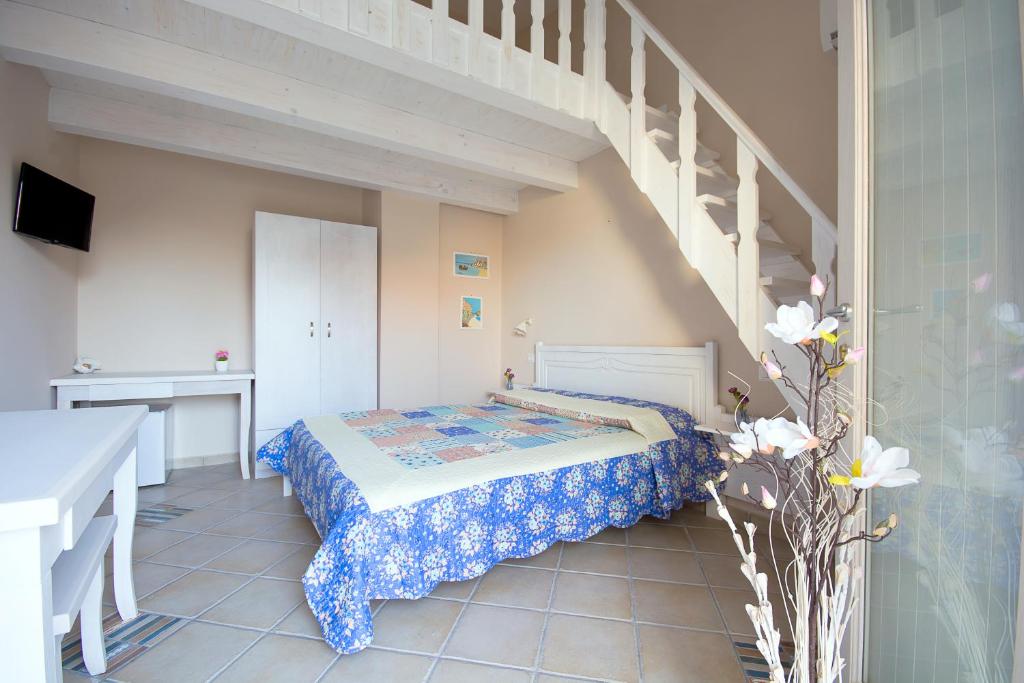 een slaapkamer met een bed en een trap bij Residenza a due passi dal mare in Tropea