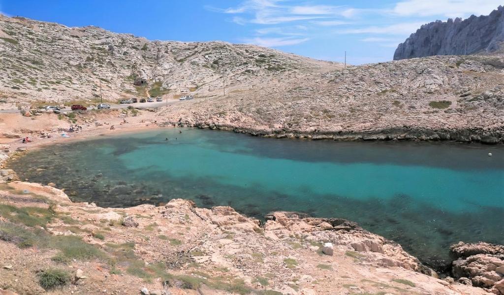 een grote hoeveelheid water in een rotsachtig veld bij Chill Out Cabanon Coeur Calanques in Marseille