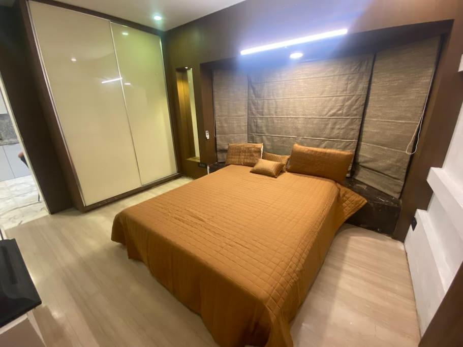 Postel nebo postele na pokoji v ubytování Bandra’s Prime luxurious 2 BHK