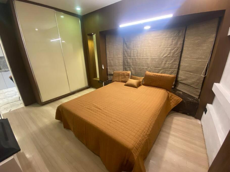 Postel nebo postele na pokoji v ubytování Bandra’s Prime luxurious 2 BHK