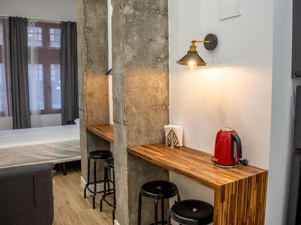 Habitación con cama, mesa y taburetes en VR OBREGON APARTMENTS, en Madrid