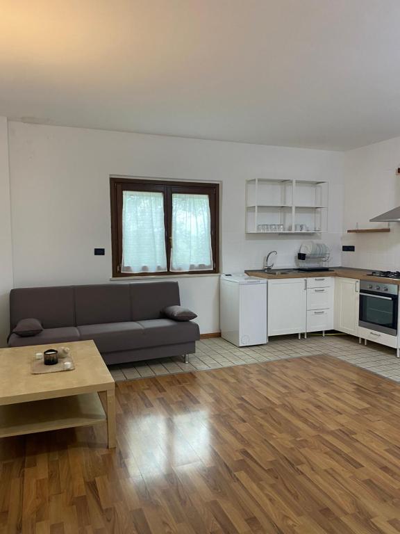 salon z kanapą i kuchnią w obiekcie La Casetta in Collina 2 w mieście Spoltore