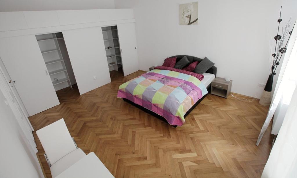Łóżko lub łóżka w pokoju w obiekcie Carpe Diem Prague